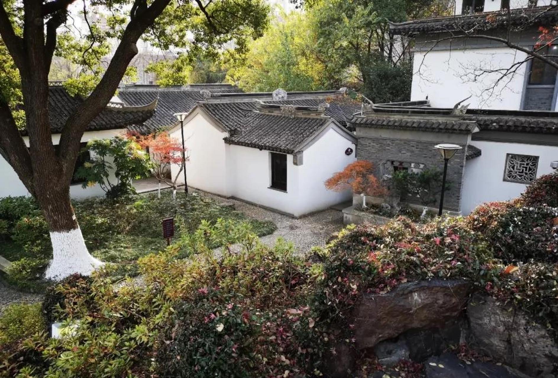 适园,位于江苏省江阴市区南街,适园为邑人陈式金于清咸丰四年就宅旁隙