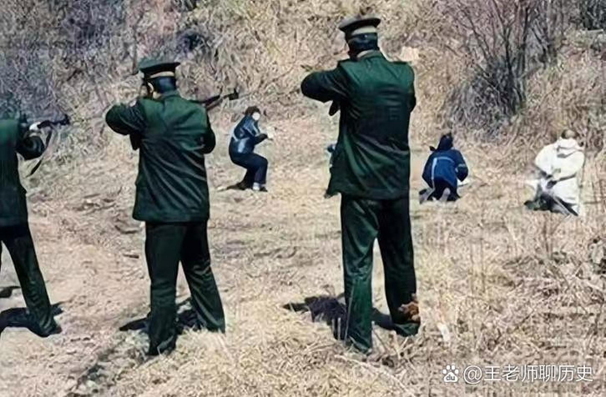 1983年的严打期间,警察枪毙死刑犯的情景.