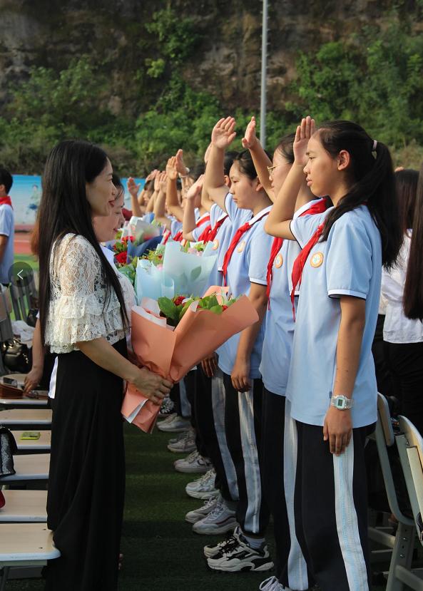 浓浓尊师意,款款爱生情——广安五福学校庆祝第37个教师节活动