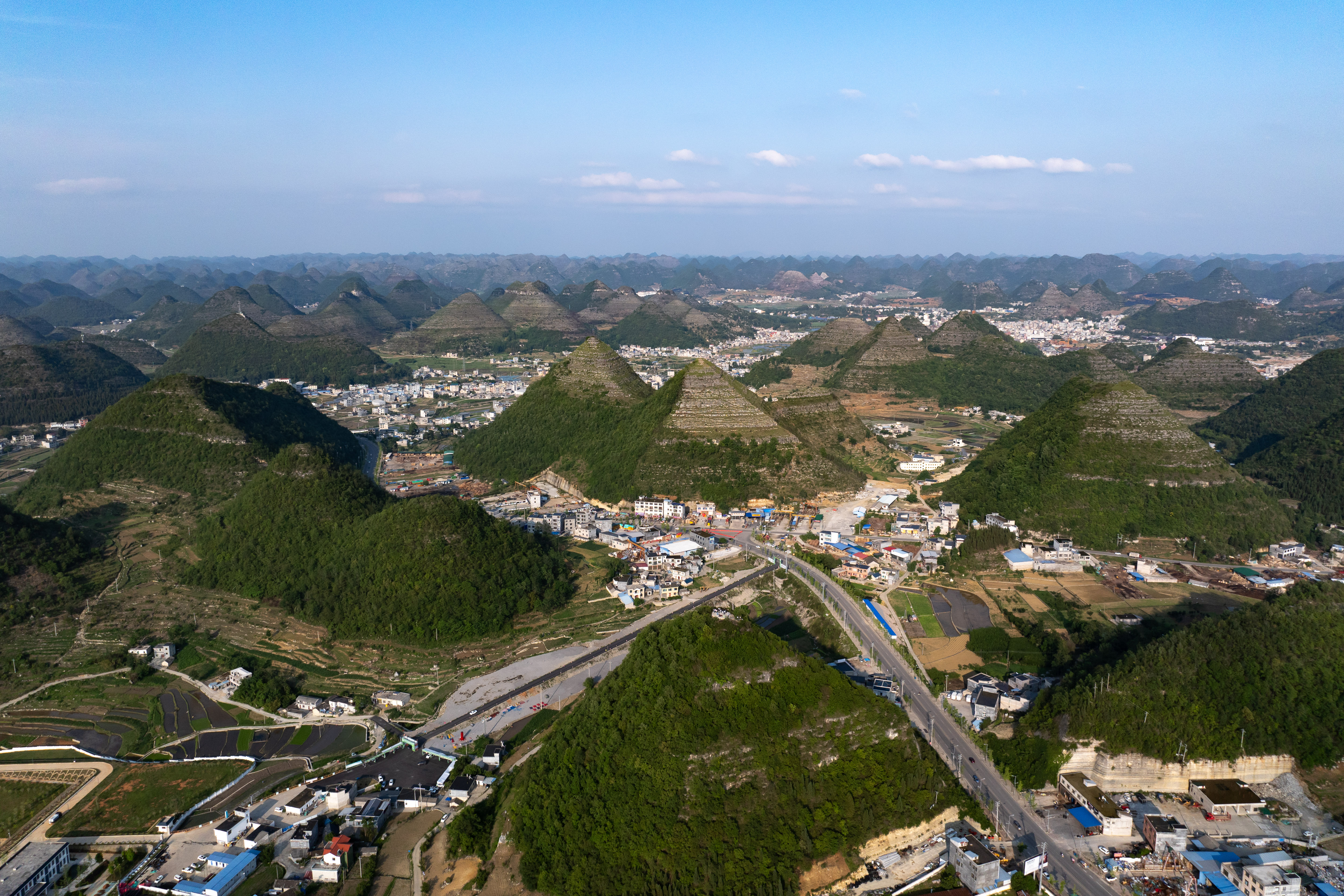 贵州安龙金字塔,中外游客来打卡