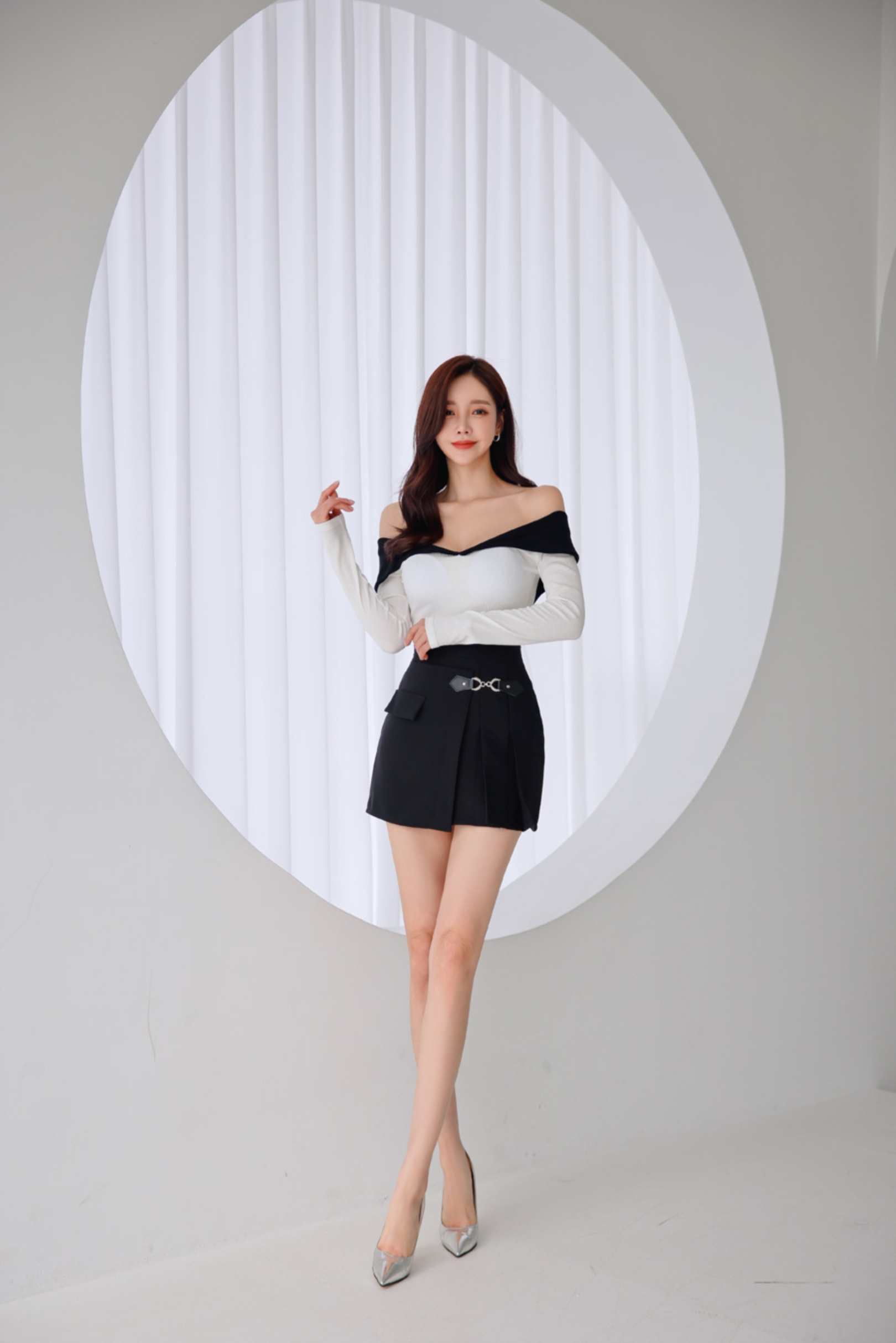 首发名模孙允珠时尚搭配:黑白拼色后领体恤搭配侧扣短裙