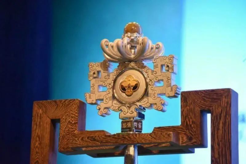 毕业季,各所高校纷纷祭出的学术权杖都有哪些深意?