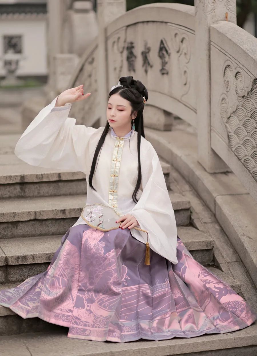 明制国风汉服,重现"寸锦寸金"南京云锦,绚丽华美