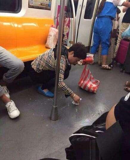 这才是真正的炫富!地铁上孙女吐一地,爷爷的做法让人称赞