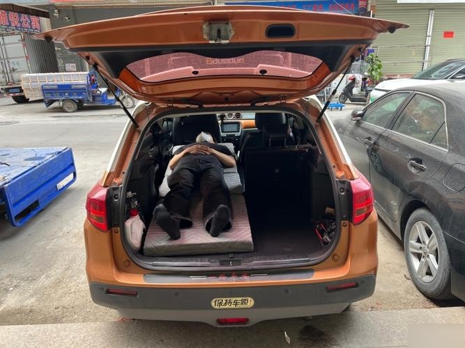 看看车主们是怎样把suv后备箱改成床的