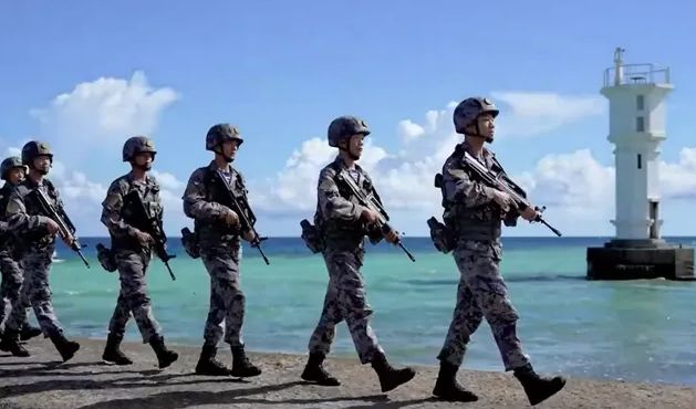 南沙永暑礁雷达发现一艘不明舰船靠近守岛官兵火速行动