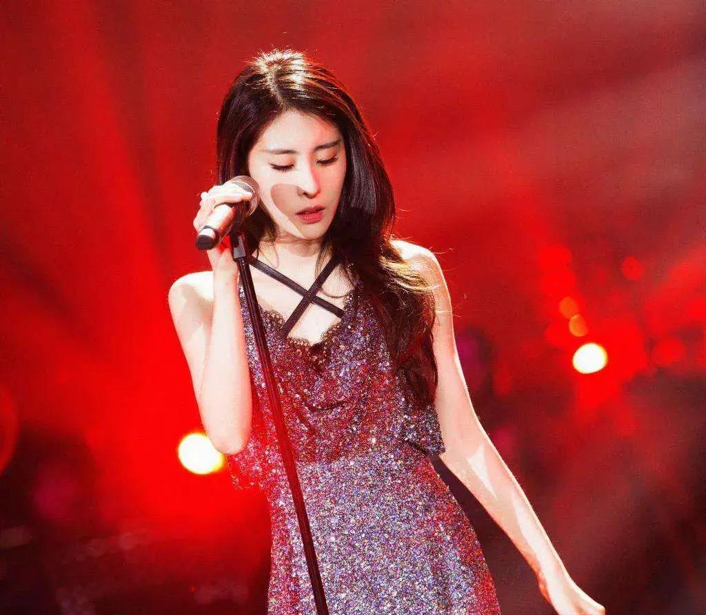 张碧晨演唱会,人美歌甜情绪是被拿捏得恰到好处