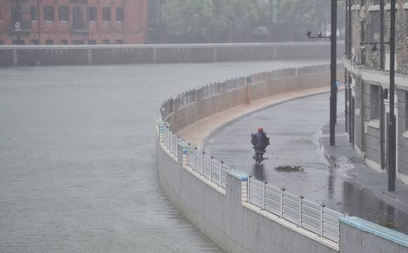 迎战台风!苏州河亲水岸堤首次使用插板式防汛墙,临时筑成5米"高墙"