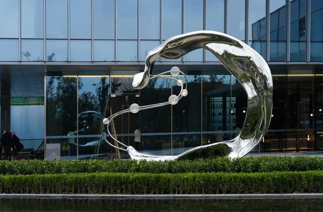 「不锈钢镜面雕塑」线条圆润流畅,造型极具设计感