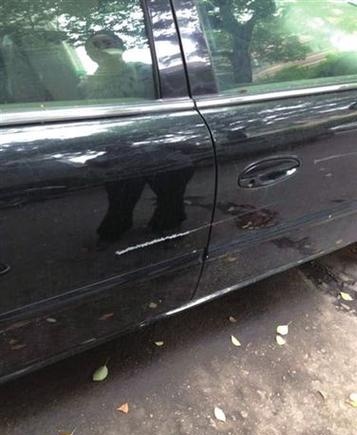 面对黑色汽车上的树枝划痕,不必过于忧虑,采用以下专业修复方法,即可