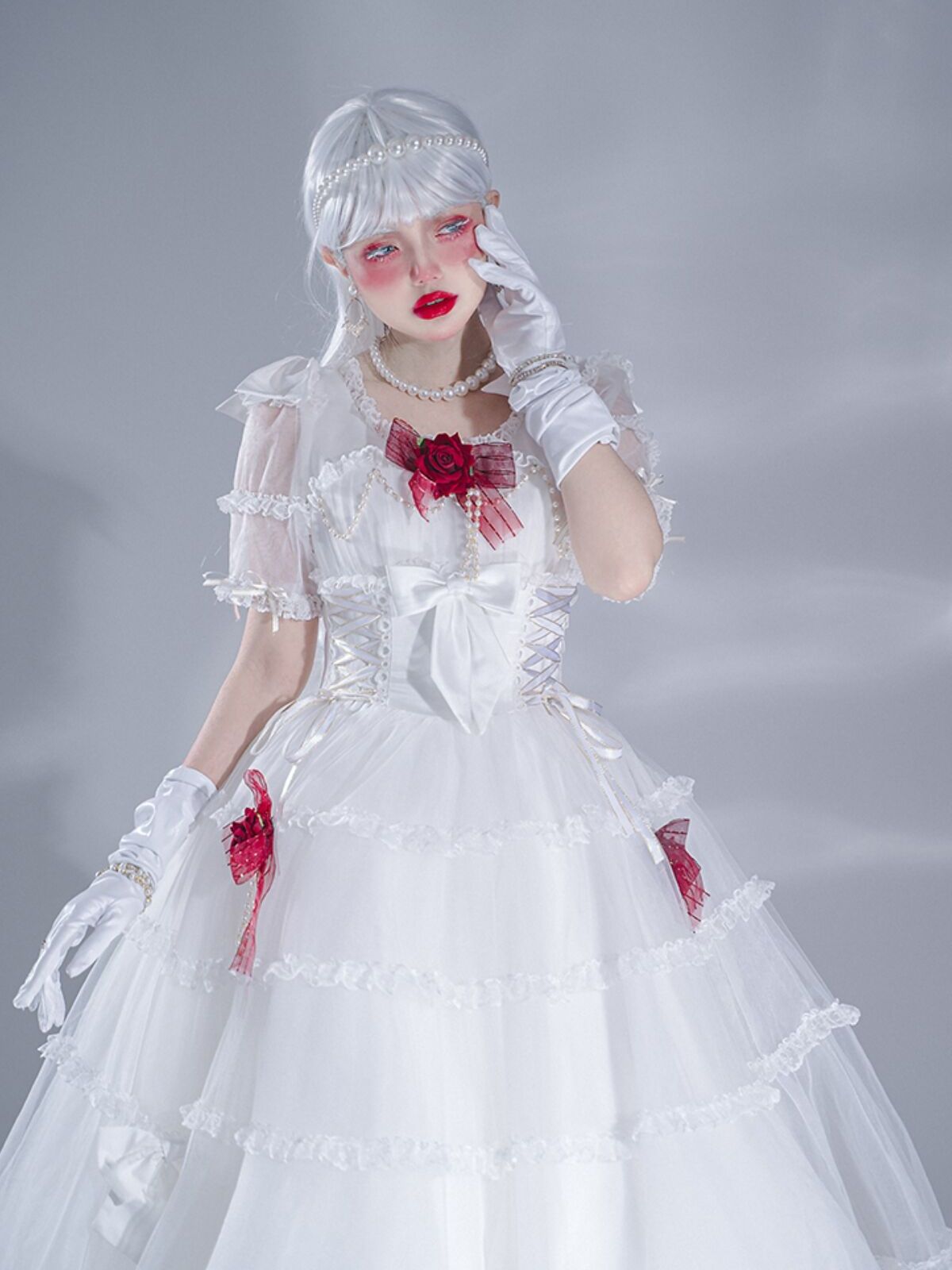 洛丽塔圈子有一种"病娇风"花嫁,设计虽然简单,但也有华丽感