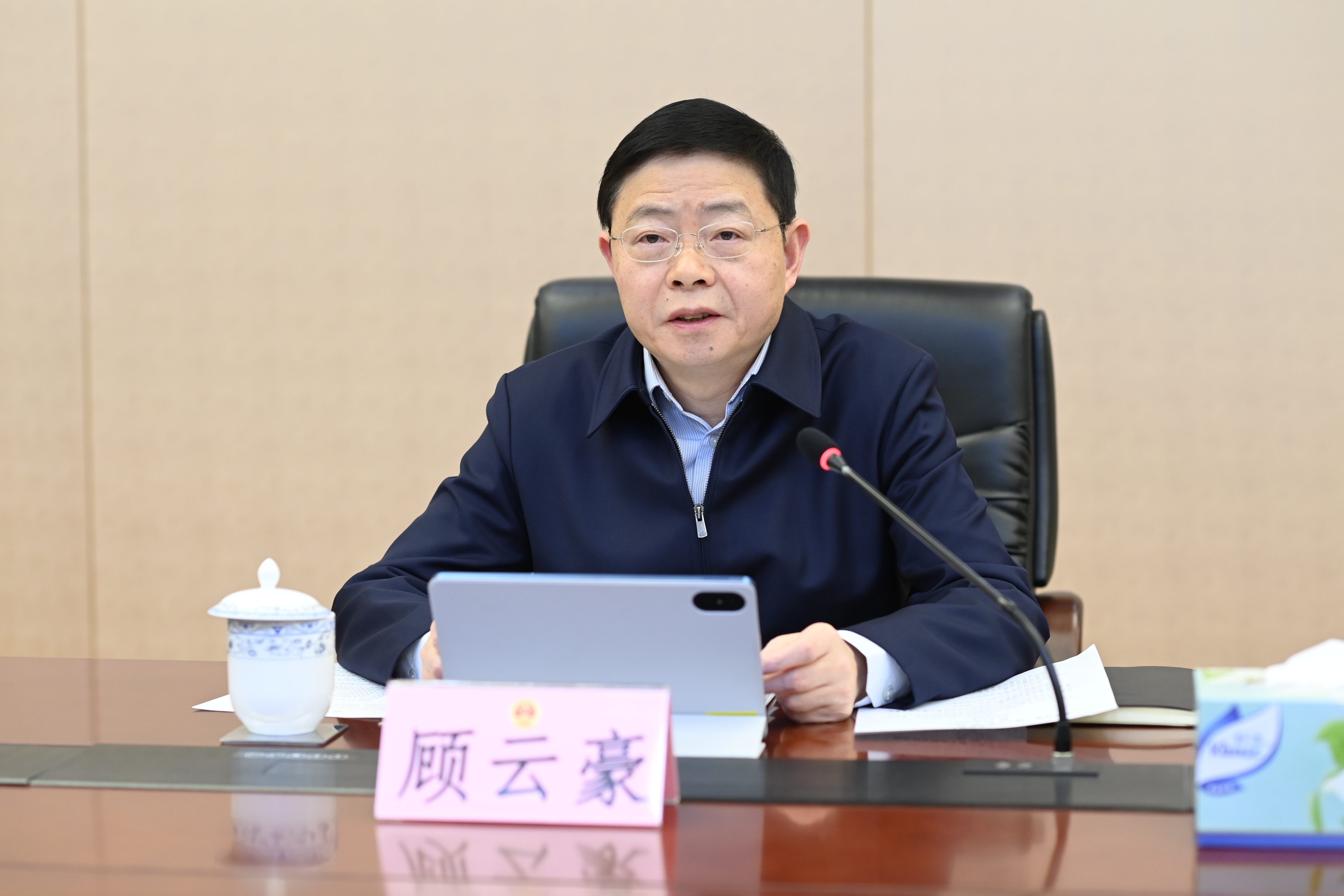 区二届人大常委会召开第十九次主任会议