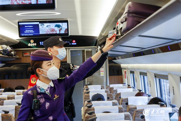 青岛客运段列车长刘皓:面对忙碌暑运 让旅客出行更舒心
