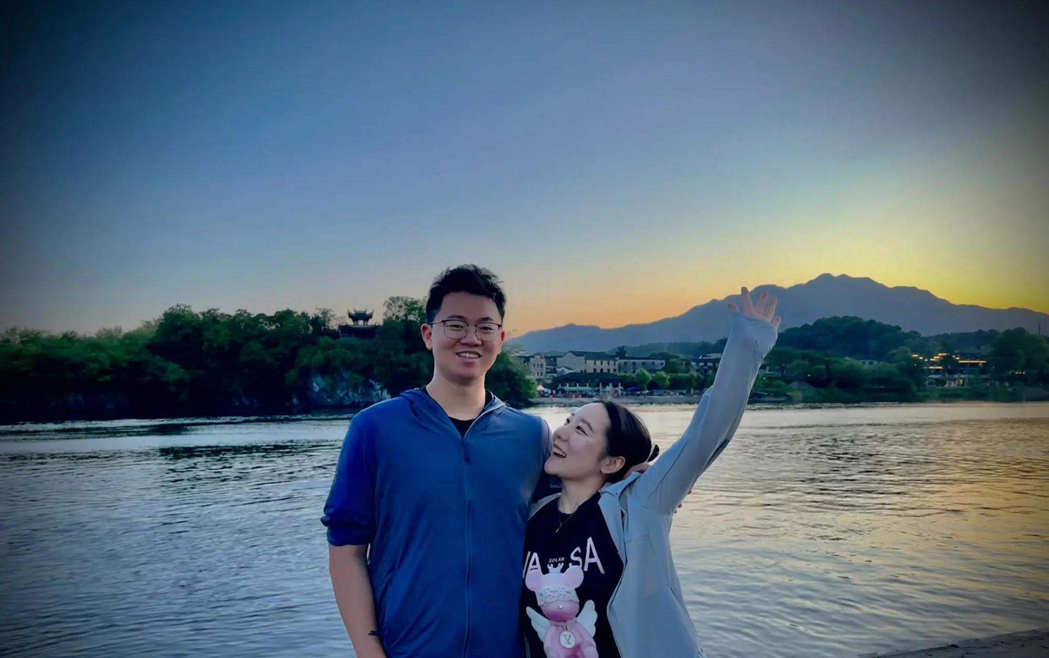 前中国体操队队员,世界冠军邓琳琳分享和老公顾雪宋的旅行照,两人甜蜜