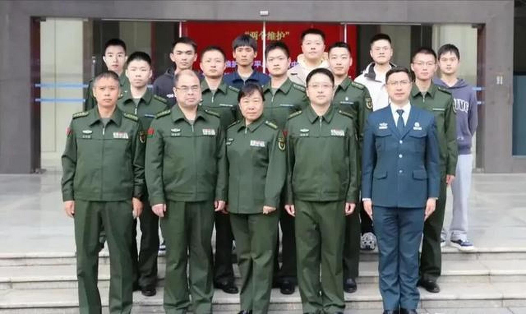 这种男新式作业服,是夹克式,对身材要求很高,瘦型穿上好看,但是体型