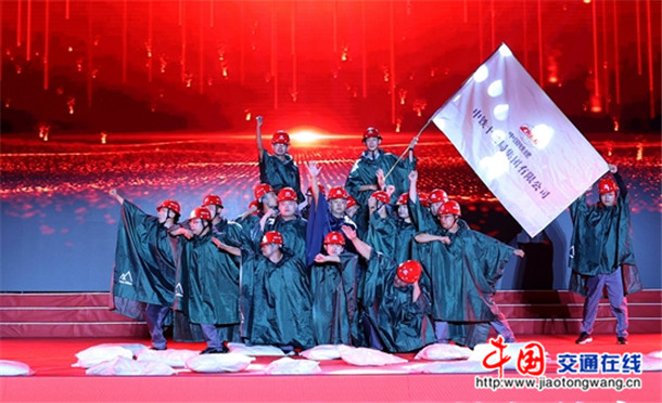 情暖雄忻高铁建设者