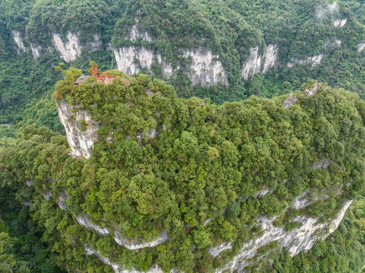 国庆假期,贵州省毕节市大方县油杉河景区内游人如织,络绎不绝