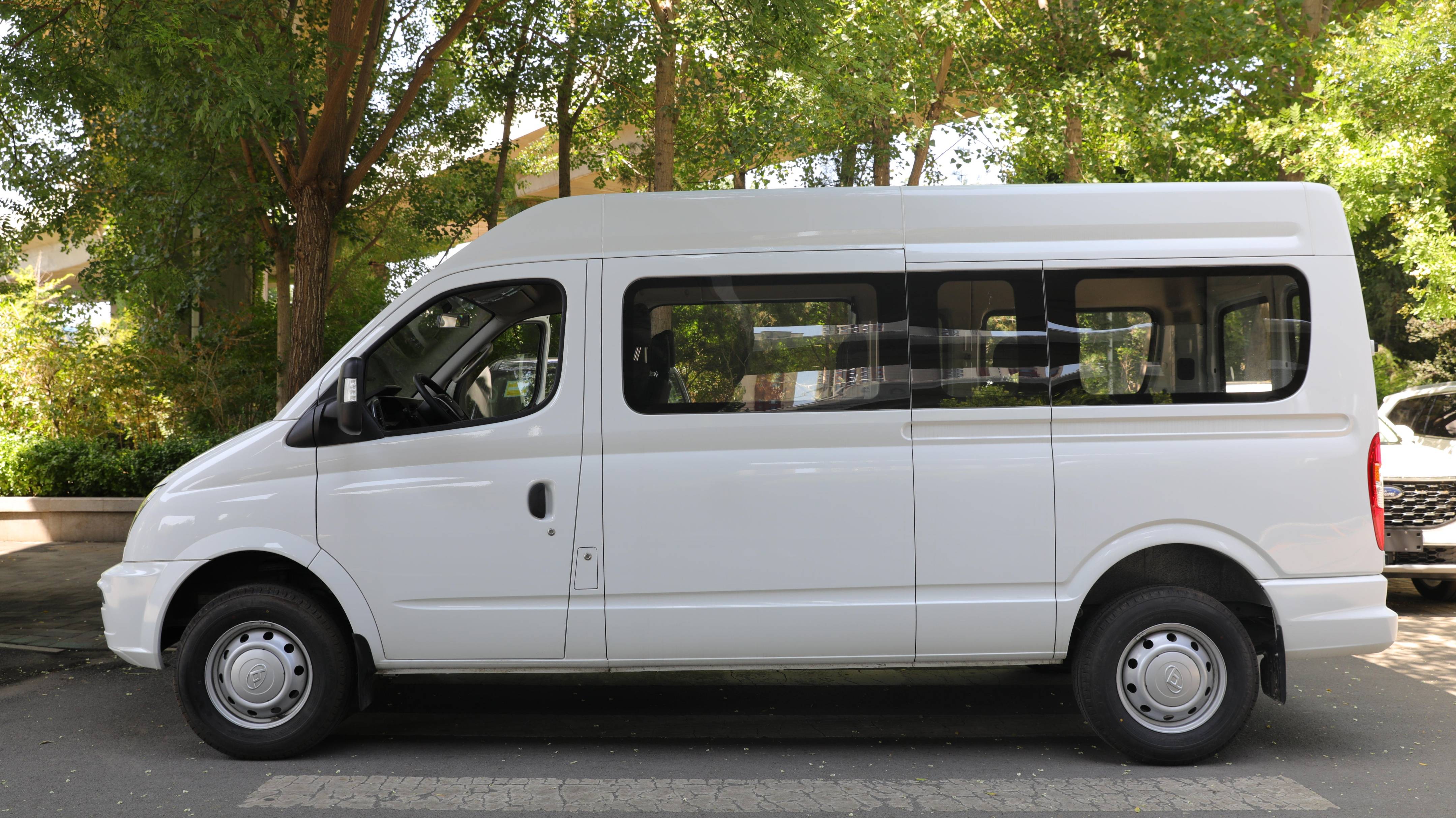 上汽大通v80中轴低顶九座版怎么样