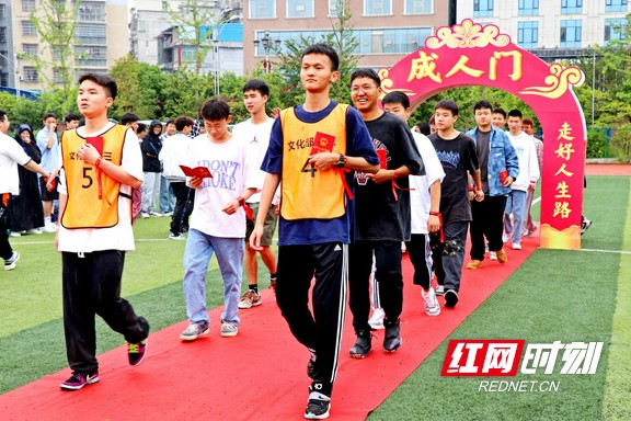 组图丨龙山县华鑫学校举行高中毕业生成人礼暨高考誓师大会