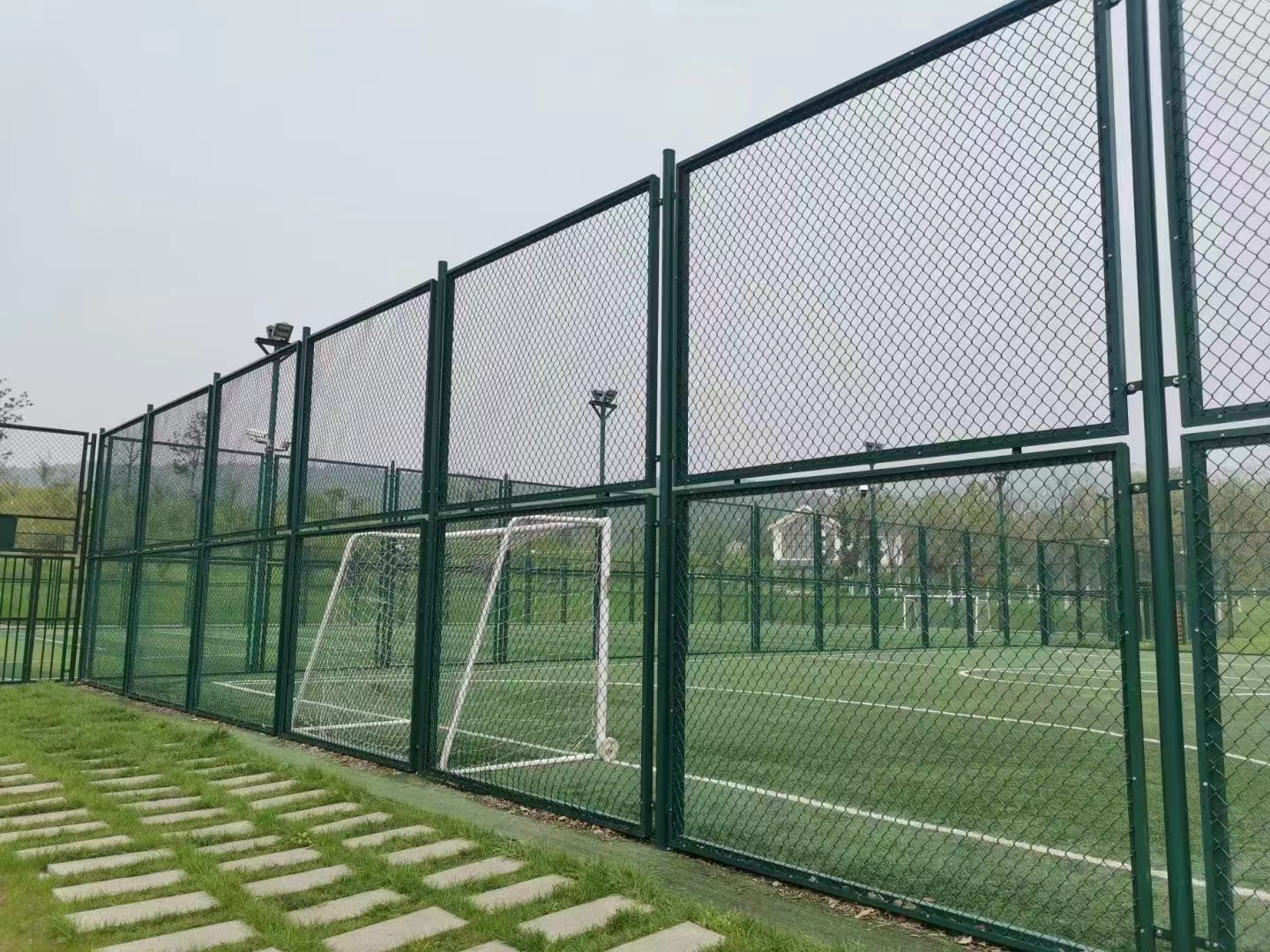 哪种类型的体育场护栏网性价比更好?