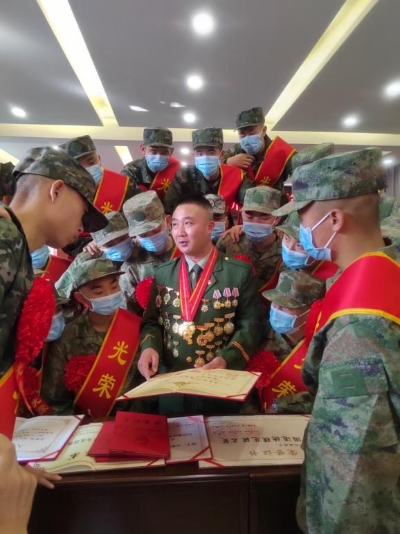 走过2022丨冯黎明:"民间反扒能手"用志愿服务传递正能量