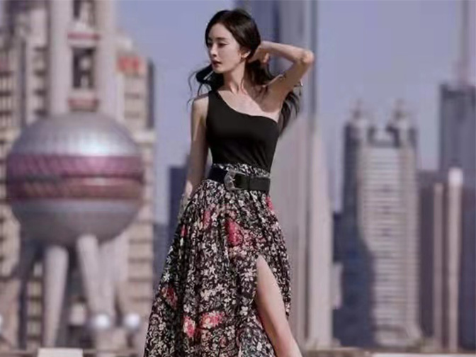 杨幂在楼顶拍大片,穿撞色长裙大秀曲线美,双手撩头发霸气十足