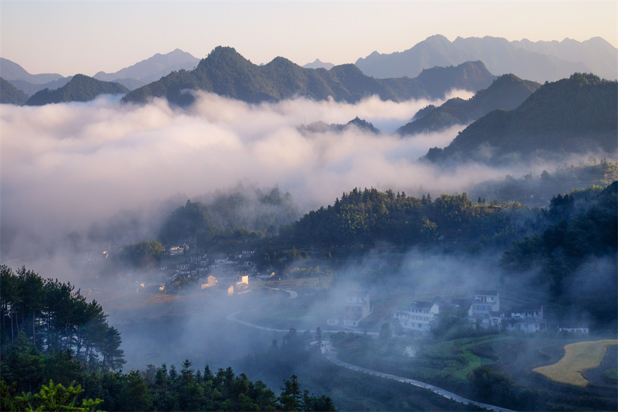 安徽绩溪:远岫出山催薄暮 细风吹雨弄轻阴