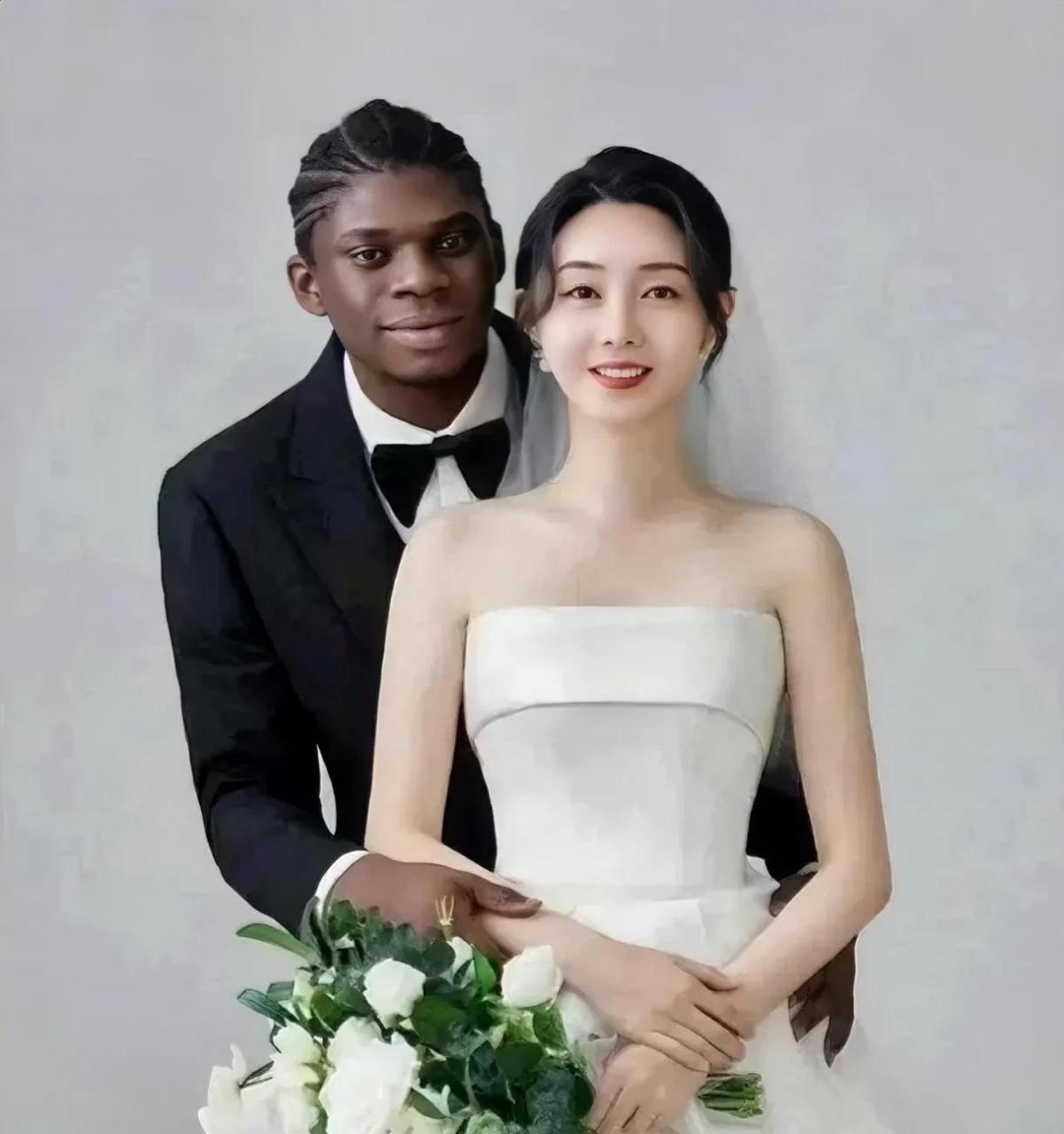 一位非洲小伙娶了中国姑娘,不知道去非洲回来后女的还会不会那么白?