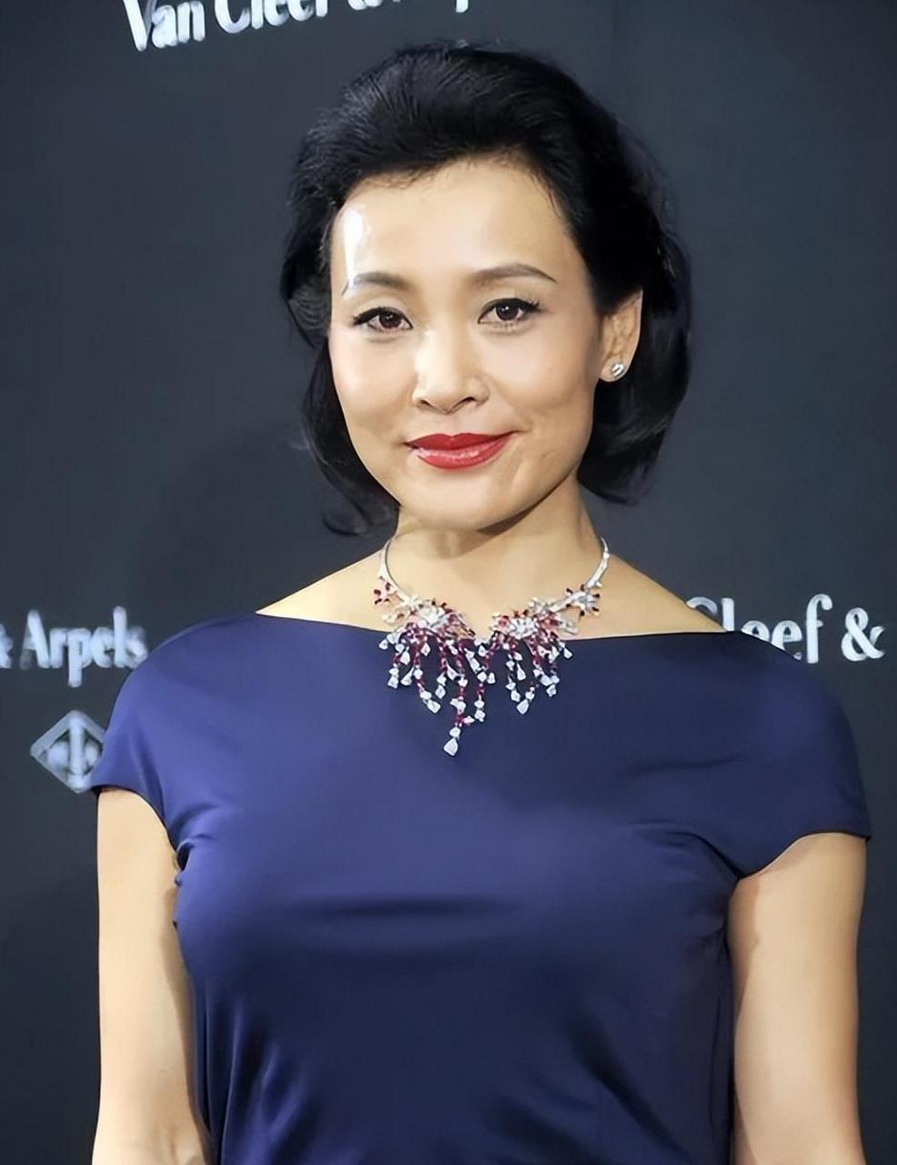 [太阳]1985年,旅美3年的陈冲,在春晚舞台上笑着说道:"我本不想来的,但