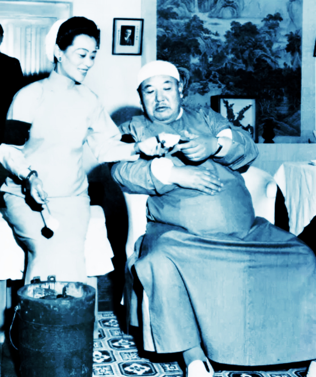   titlesplit >1958年,马鸿逵身着长裙,头戴圆帽,脸上挂着胖胖般的