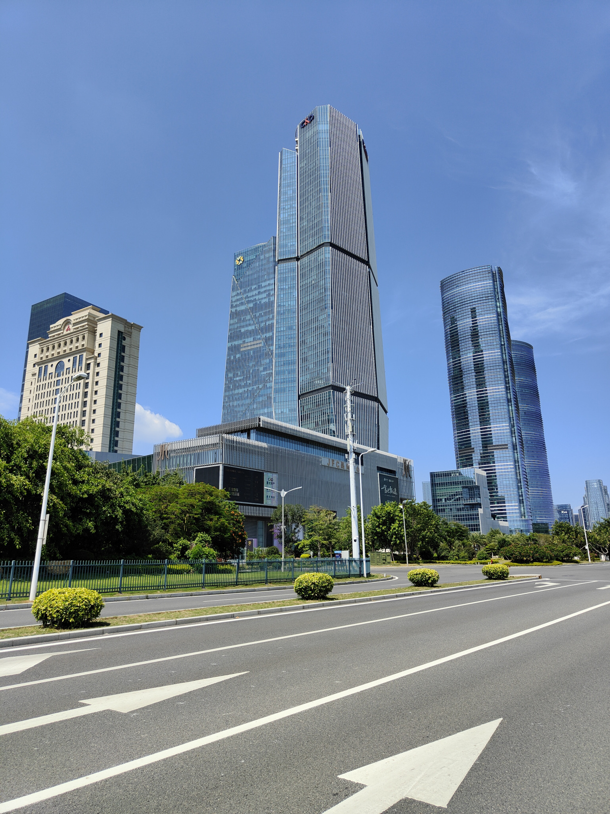 厦门会展中心高楼林立,海景绝佳