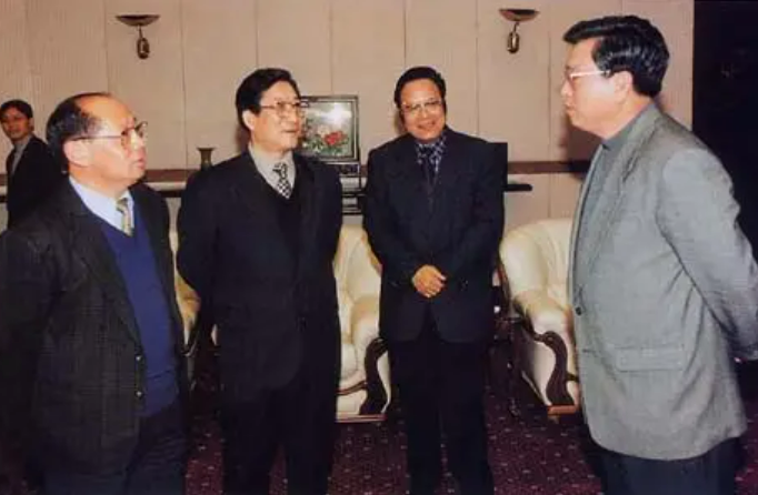 柴松岳:浙江原省长,在浙工作42年,大力打击假,伪产品,今81岁