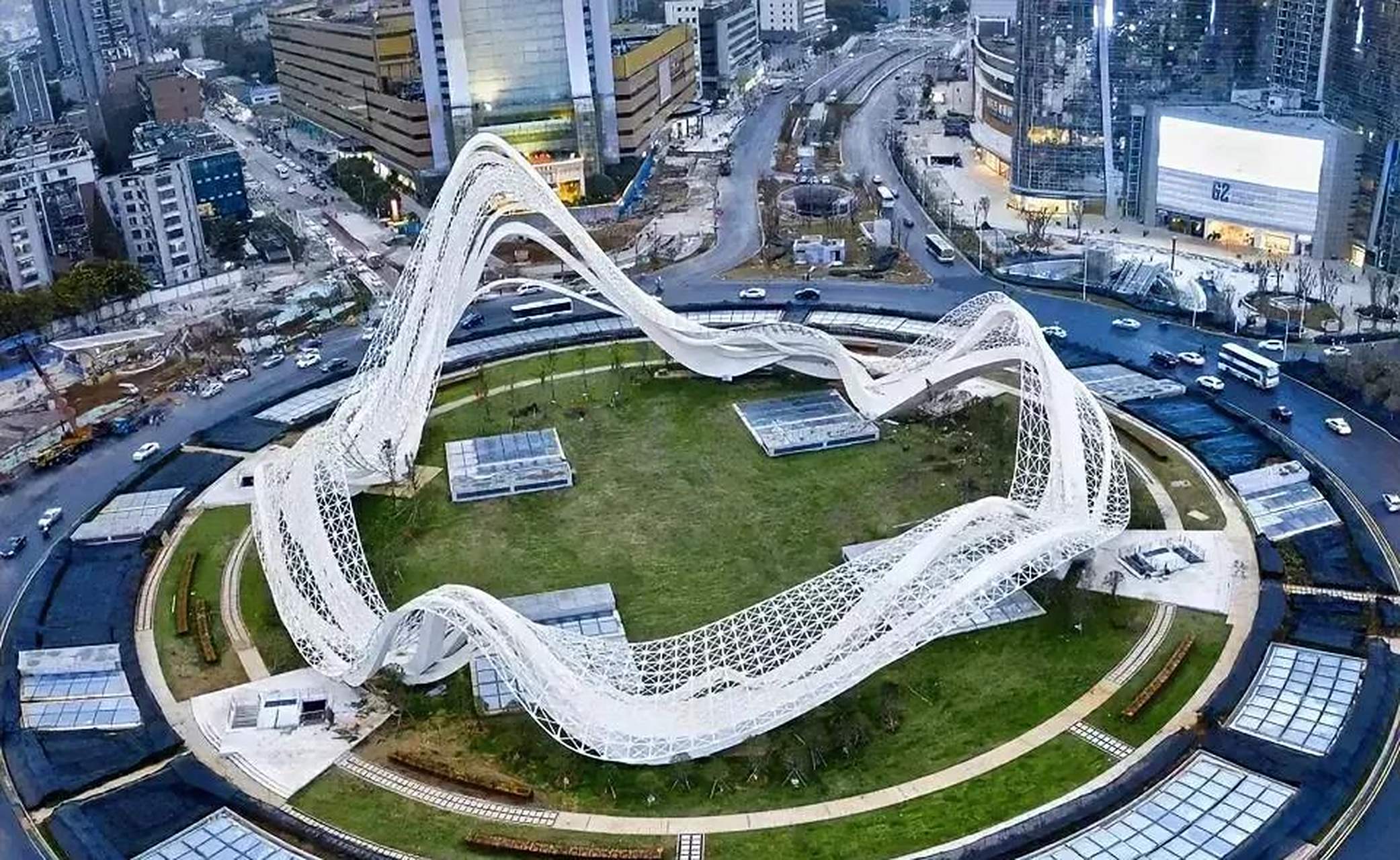 武昌光谷广场环岛的雕塑只是起个亮化作用,白天感觉不太美观,有一种压