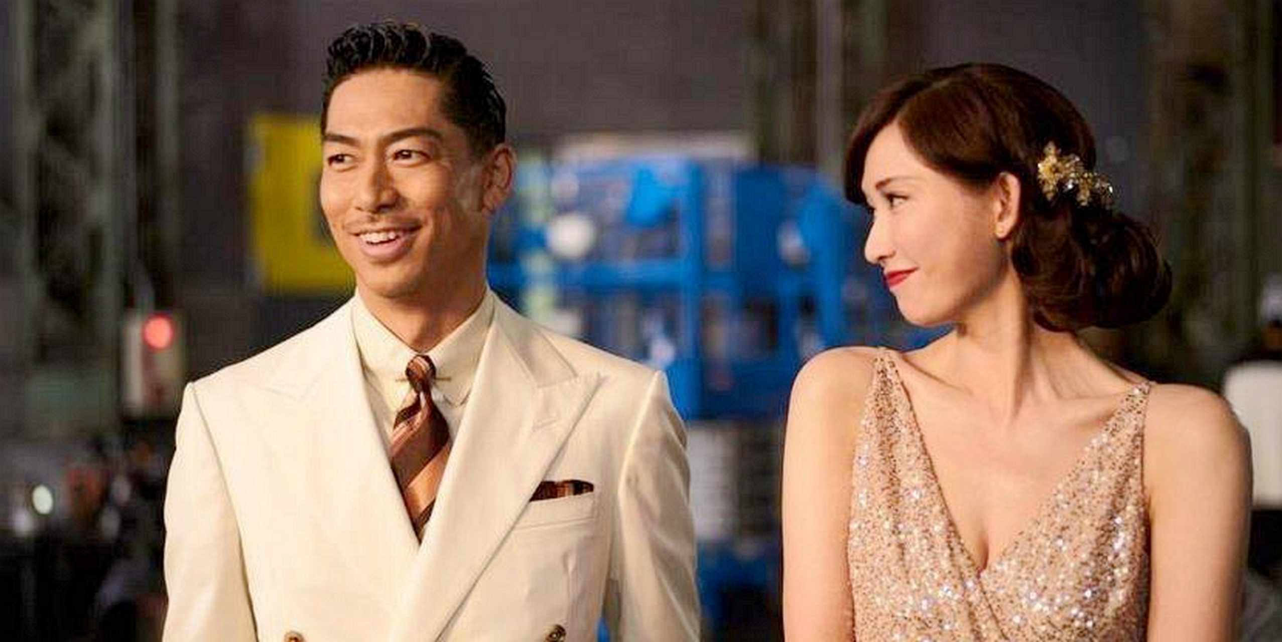 林志玲陈乔恩同款围裙裙.两人年龄相差5岁,气质差异立竿见影