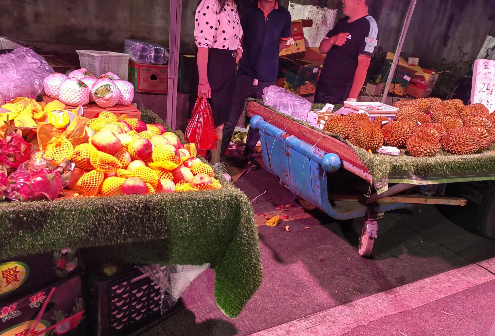 晚上来漳州市蓝田开发区这个夜市里面买水果,遇老板是河南籍的!