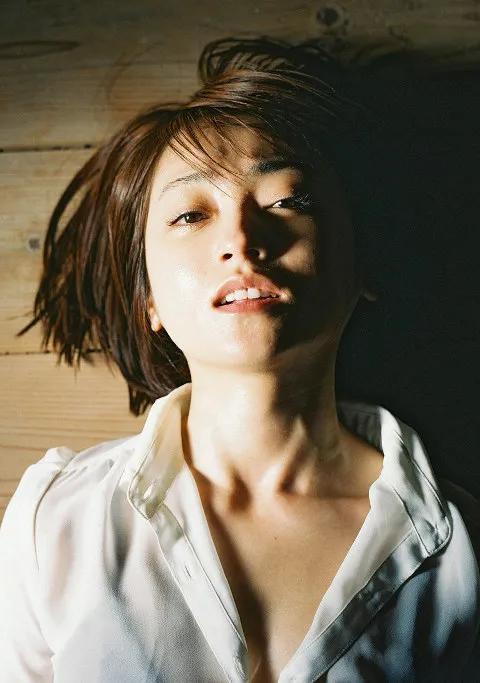 安达佑实的写真集"私生活"鉴赏