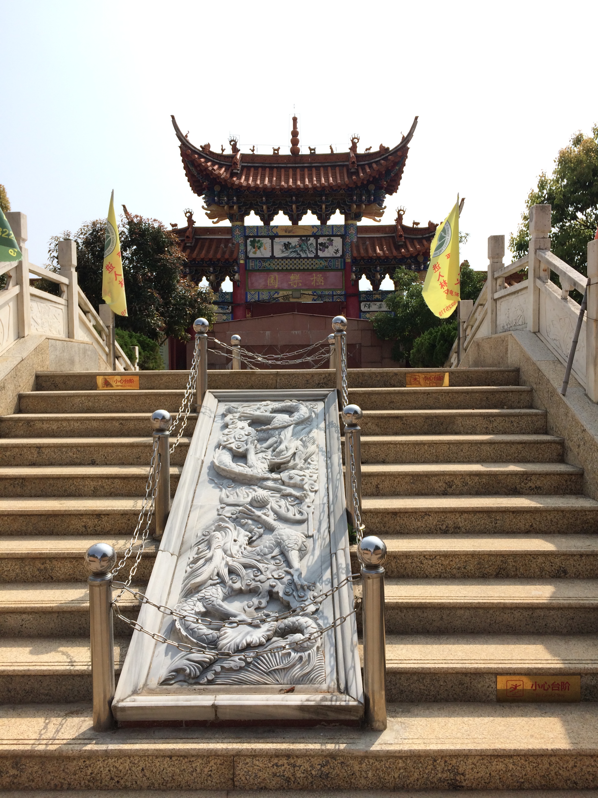 观音山公墓,为外婆下葬的一天,是提醒,是童年青春时代的告别