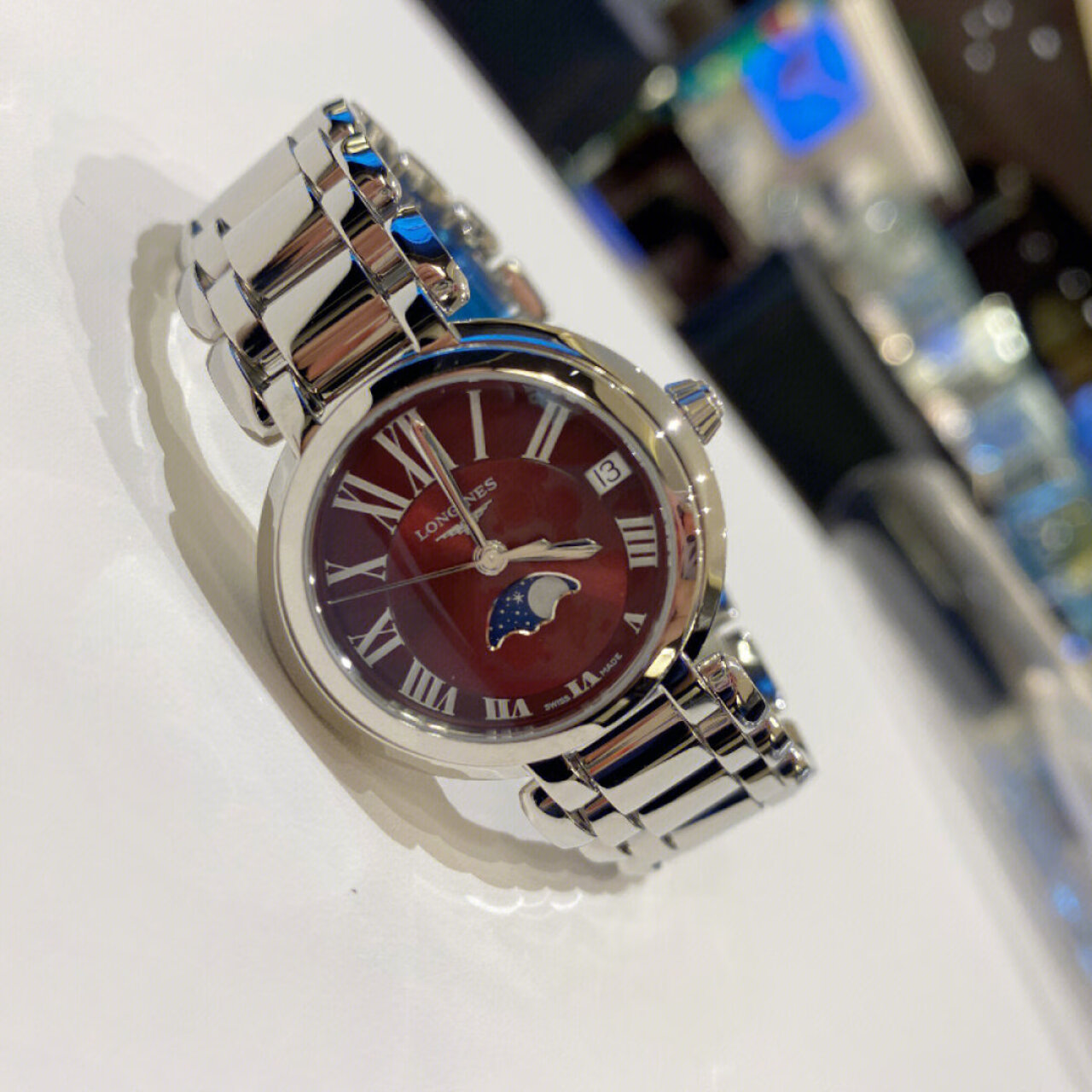 浪琴心月系列石英钢带女表,让你成为职场女性的风采代表