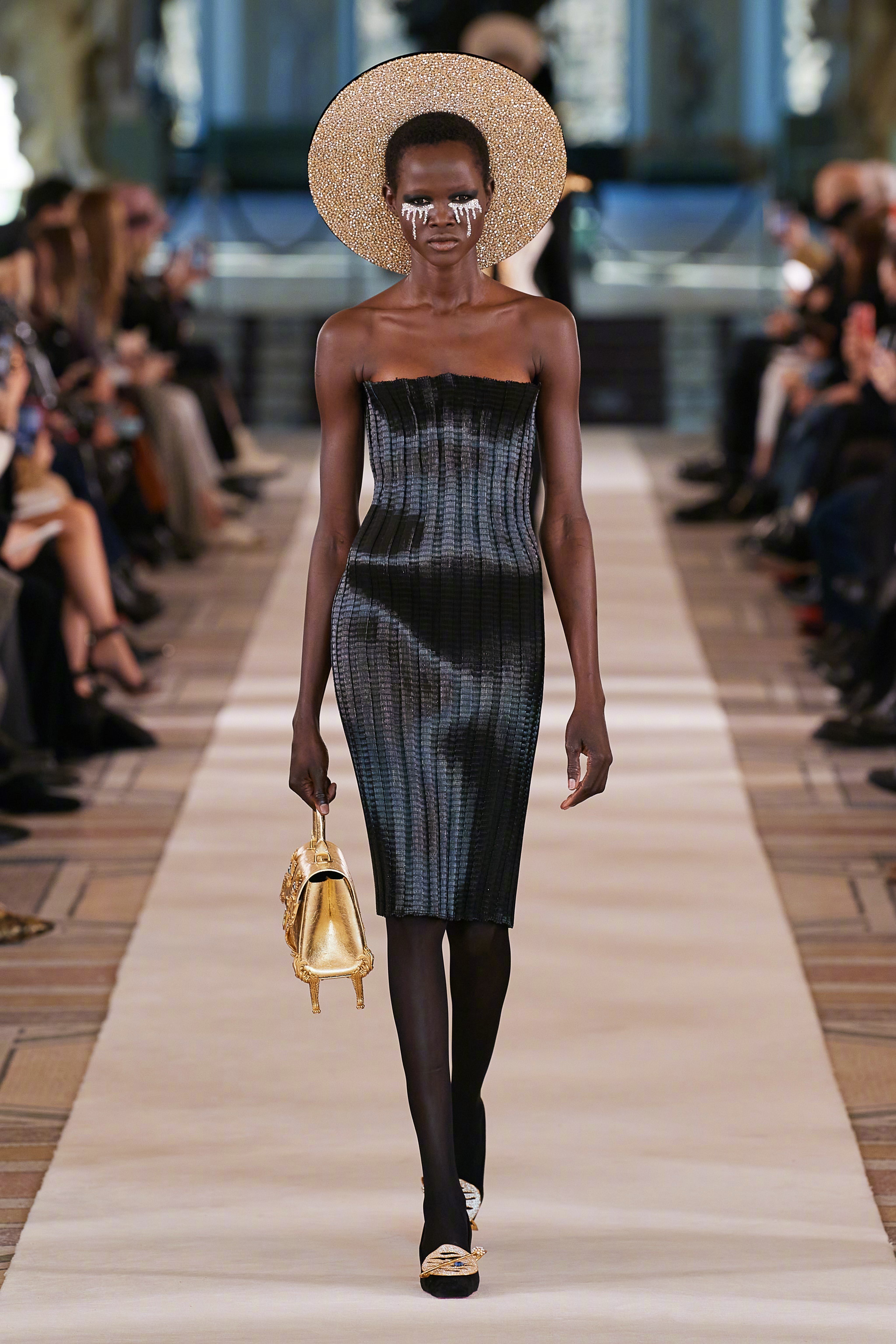 schiaparelli 2022 春夏高定系列发布秀,奢华大气的超现实主义