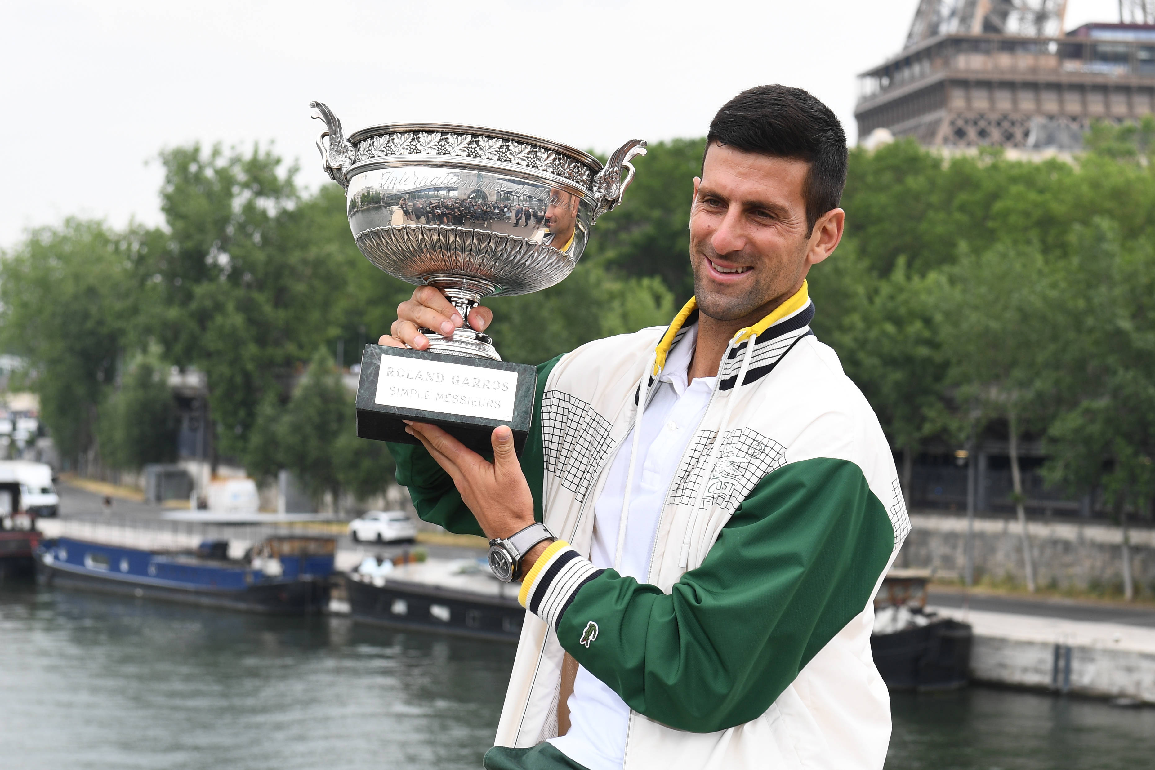 网球——法网:焦科维奇展示男单冠军奖杯(2)