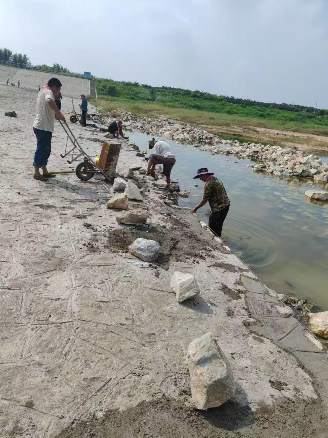重点对前期泄洪后的河道闸坝跨河桥梁堤防护岸等进行重点巡查抓紧