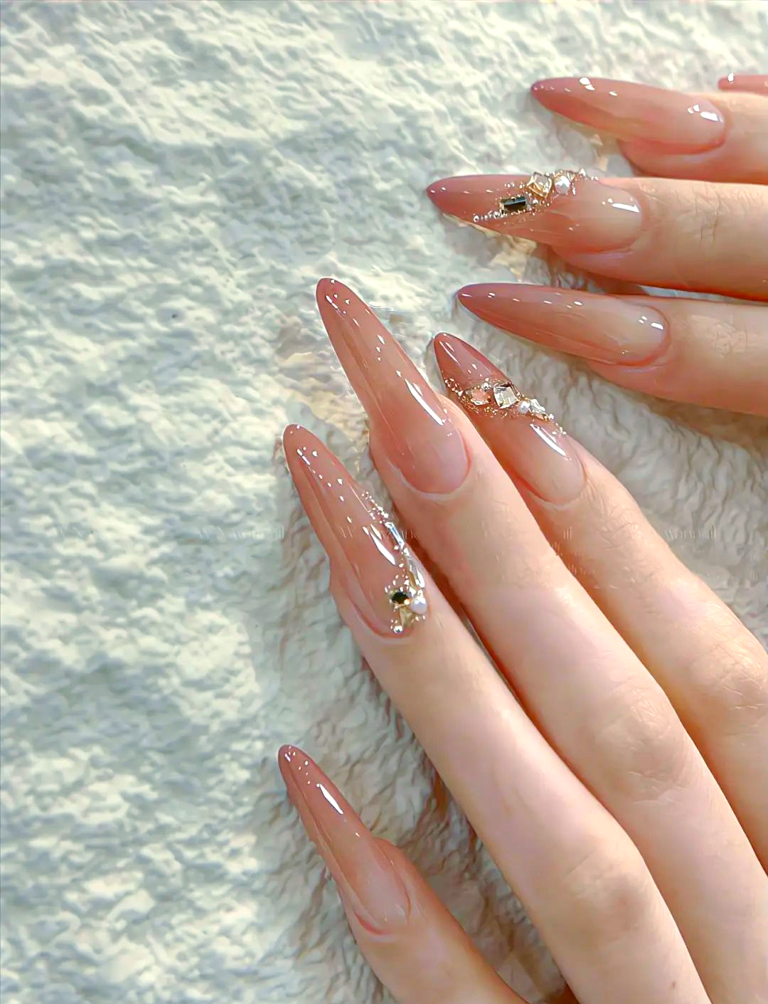 2024年冰透甲美甲潮流,多样色彩与图案带来独特视觉体验