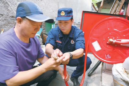 小胡同消防车开不进来,有好办法吗?天桥胡同里装了100多水喉