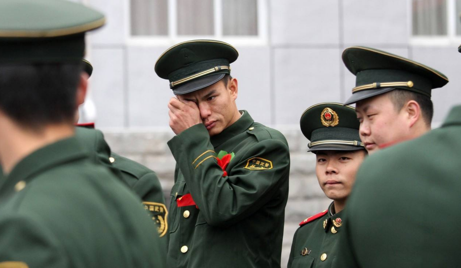 16年兵龄的老兵要退伍,是选择拿100万,还是选择分配工作好?