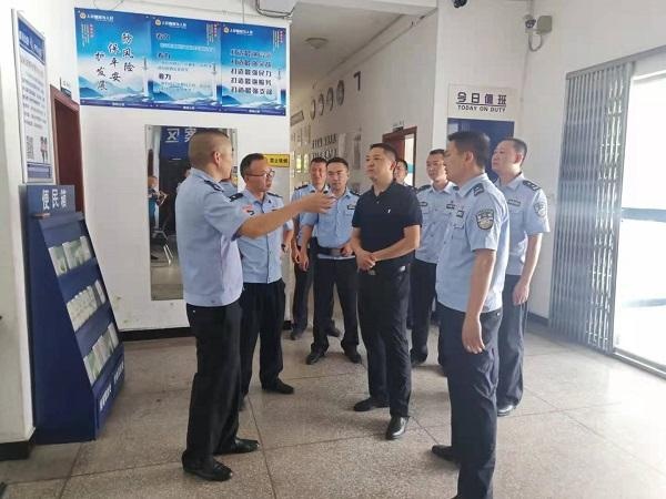 荥经县副县长,县公安局党委书记,局长俞斌到荥河派出所督导落实泗坪
