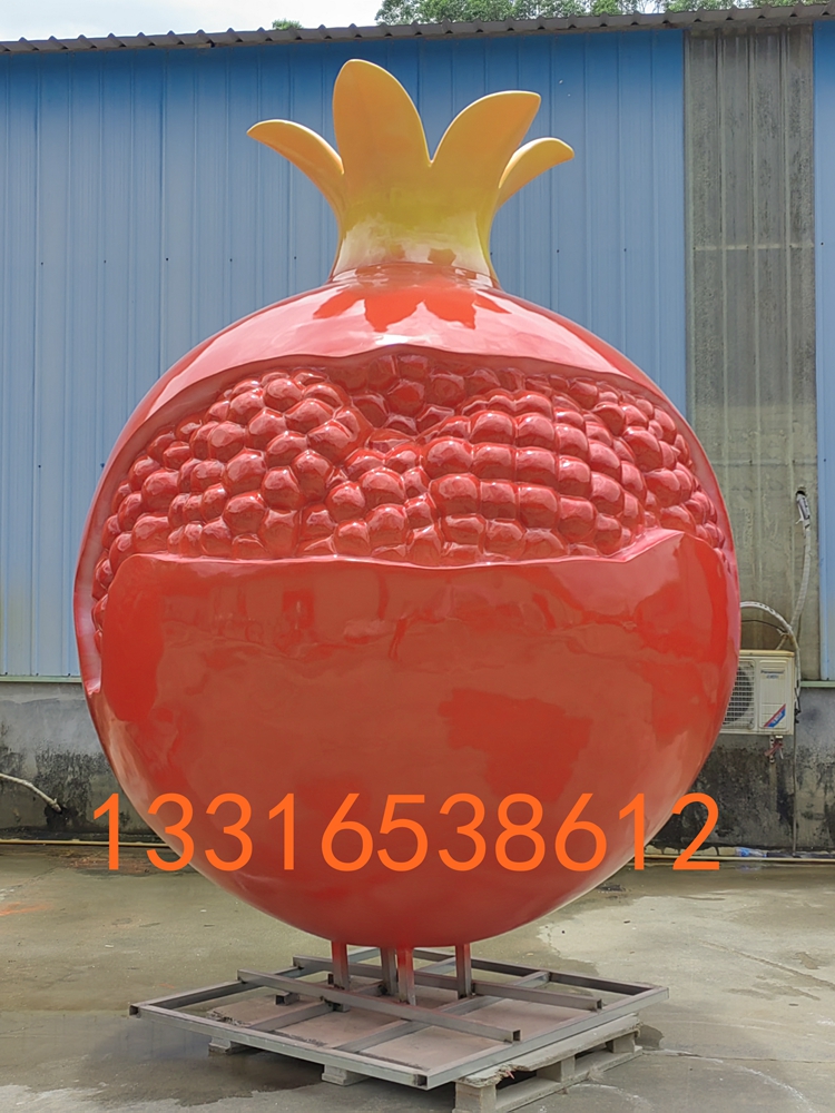 富有生机和朝气的艺术形态民族团结手捧石榴雕塑摆件