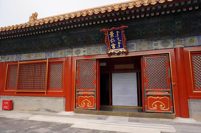 甄嬛传中皇后住在景仁宫,史实为熹贵妃所居