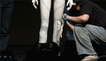 打破质疑！小鹏直播剪开机器人IRON外衣：里面不是真人