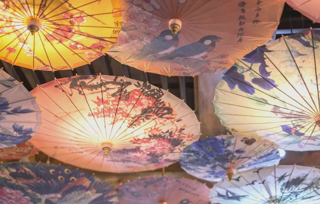 油纸伞:白娘子与许仙的雨中邂逅,探秘江南文化中的神秘信物