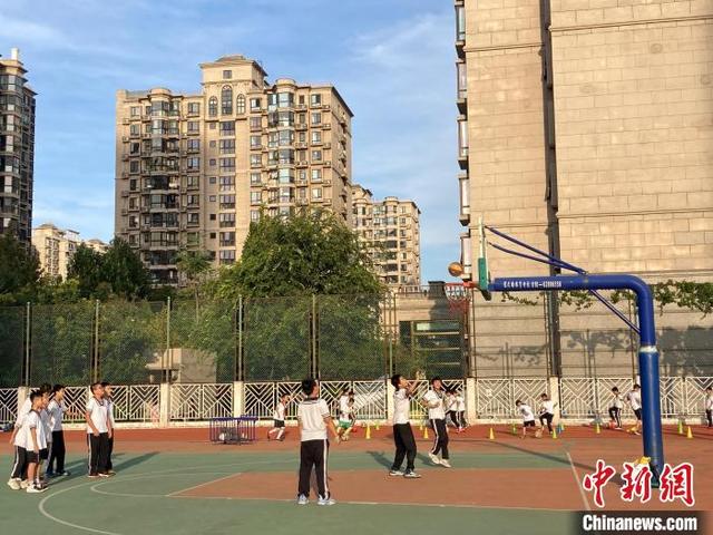北京市陈经纶中学帝景分校,放学后在操场打篮球的学生. 徐婧 摄